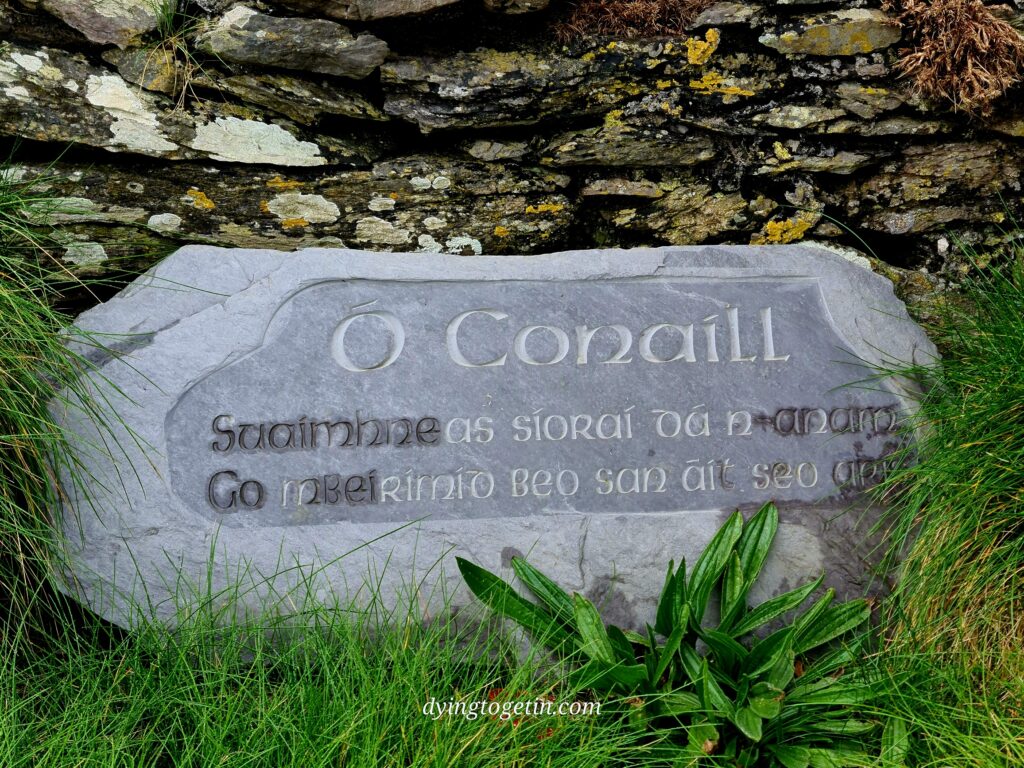 Stone with the inscription in Gaelic - O'Conaill - suaimhneas síoraí da n'anamgo mbeírímíd beo san áit seo árís